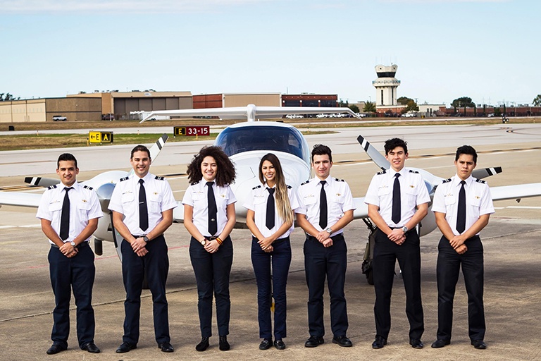 Find Out the Benefits of Becoming a Commercial Pilot