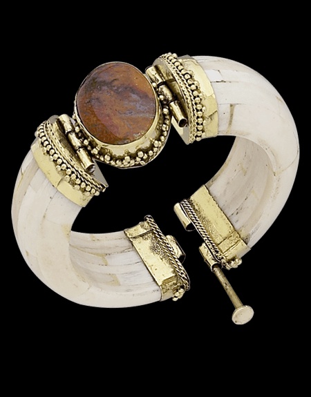 The Ancient Charm of Agate and Bone Jewelry: Why It's Making A Comeback