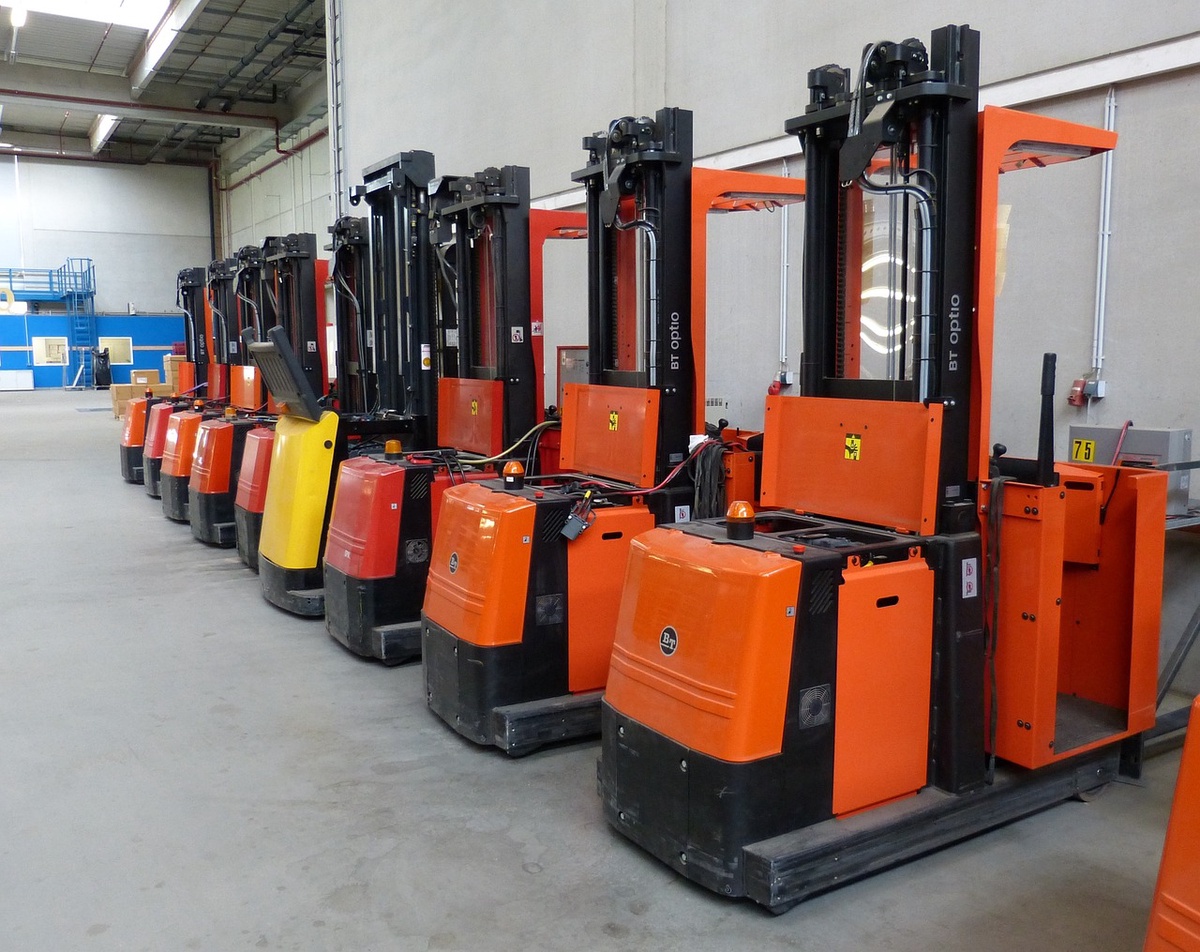 Efficient Cargo Handling: Improving Productivity with Forklift Technology
