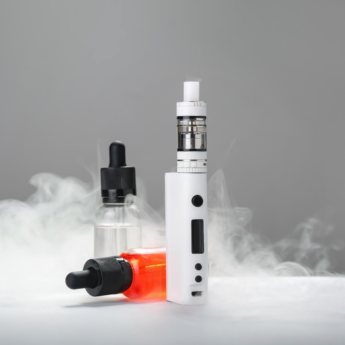 What are the distinguishing features of the "King" vape device and how does it compare to other vaping products on the market