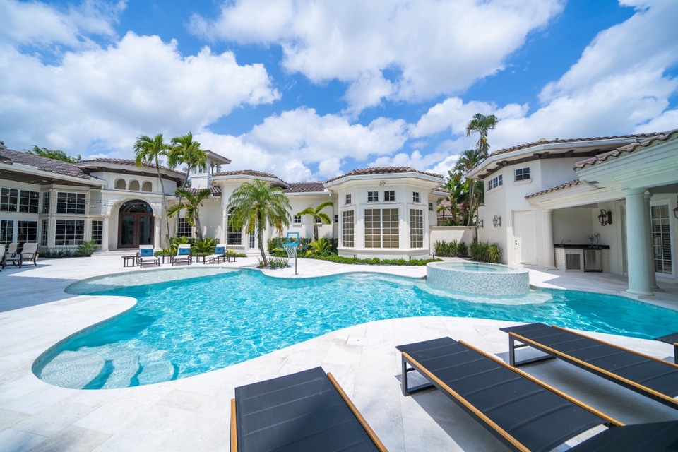 A Comprehensive Guide to Hiring Swimming Pool Builders in Delray Beach