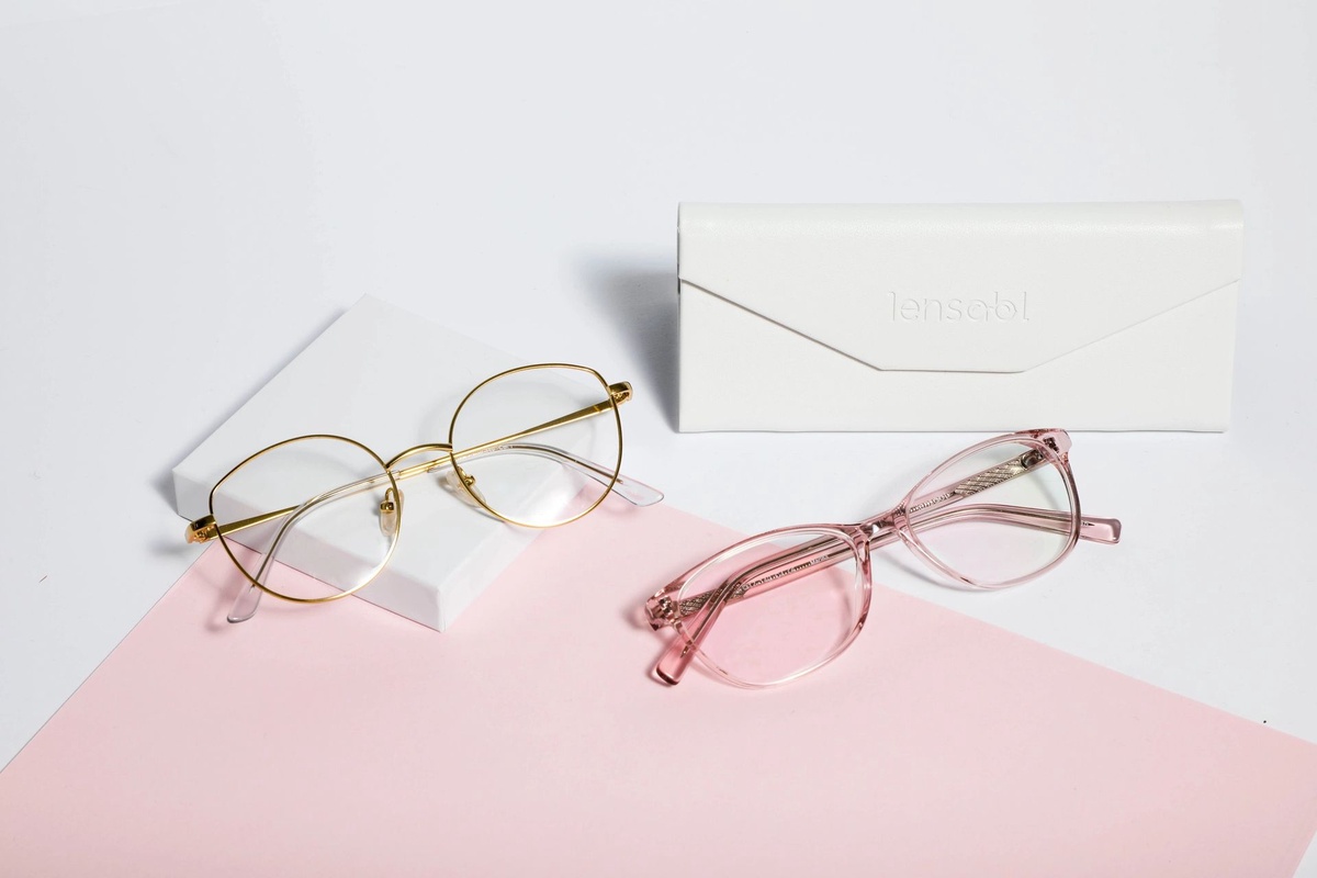 Köp trendiga glasögonbågar i Vällingby Optik