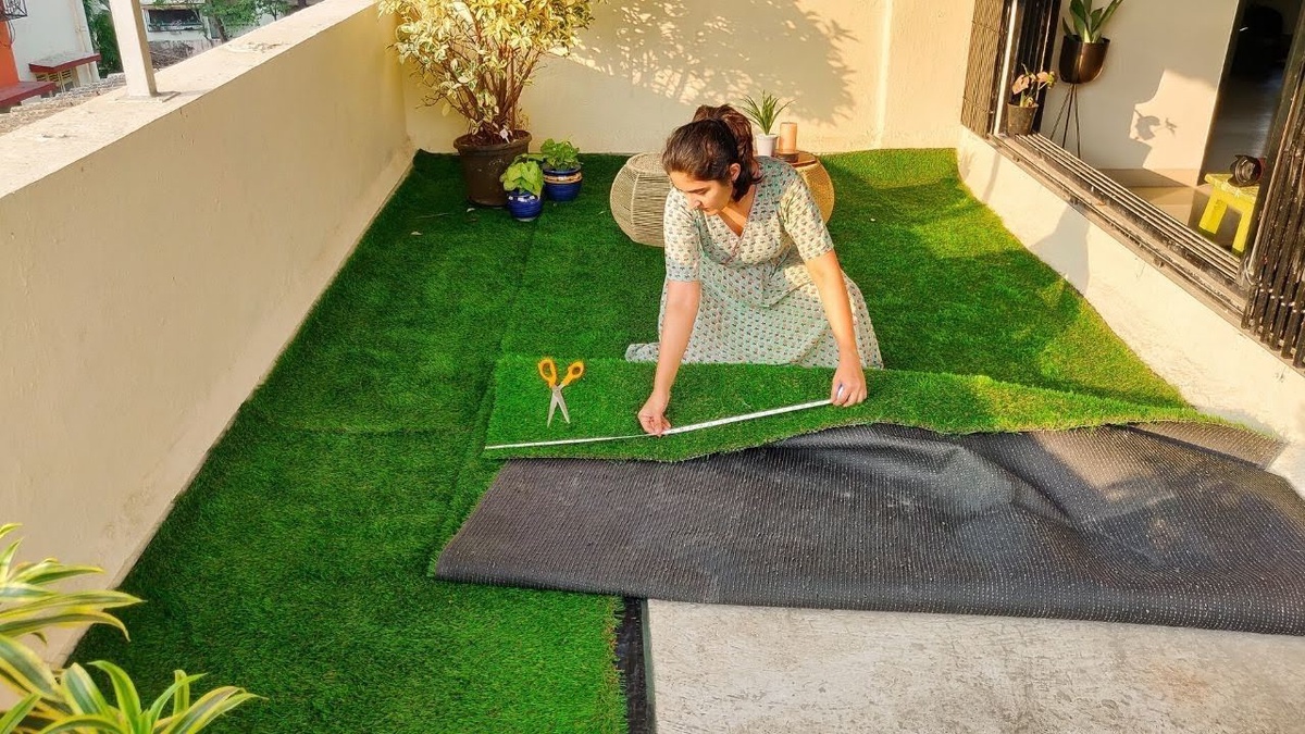 What Should You Consider Before Choosing a Grass Carpet for Your Balcony?