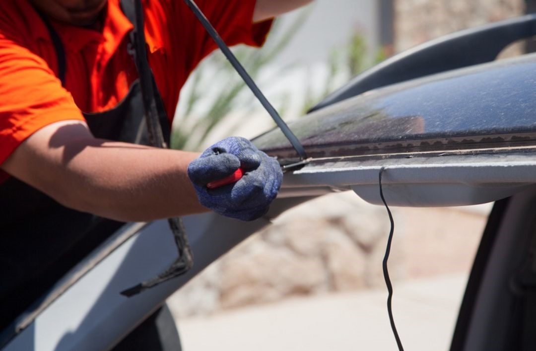 5 Signs When You Need Auto Glass Replacement