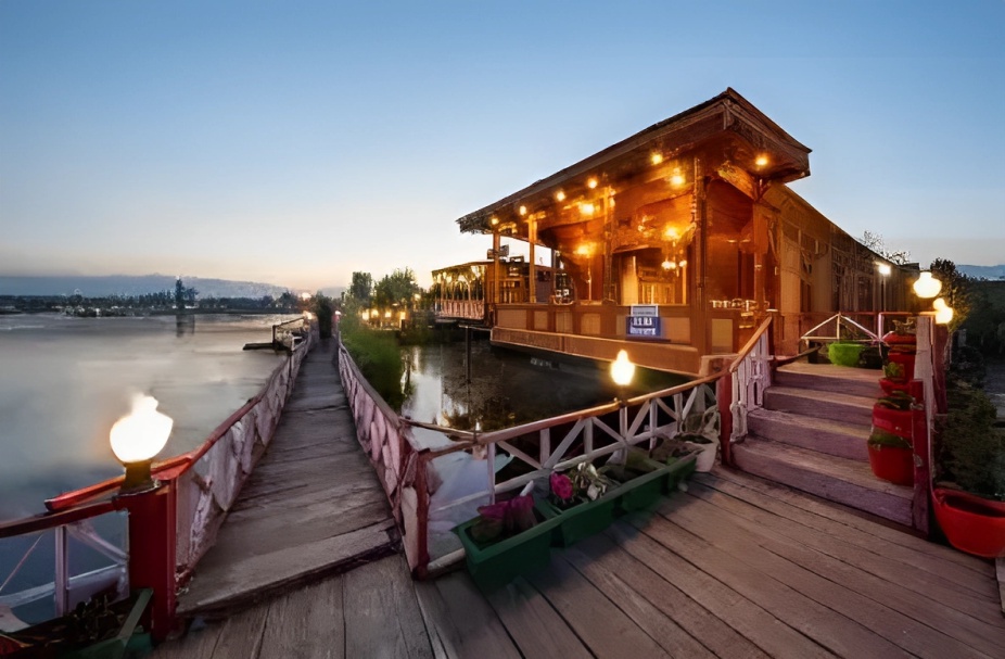 The Enchanting Charm of Houseboats in Kashmir: A Tranquil Retreat