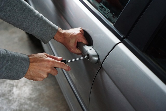 4 Rescue tips if you have locked your keys inside the car