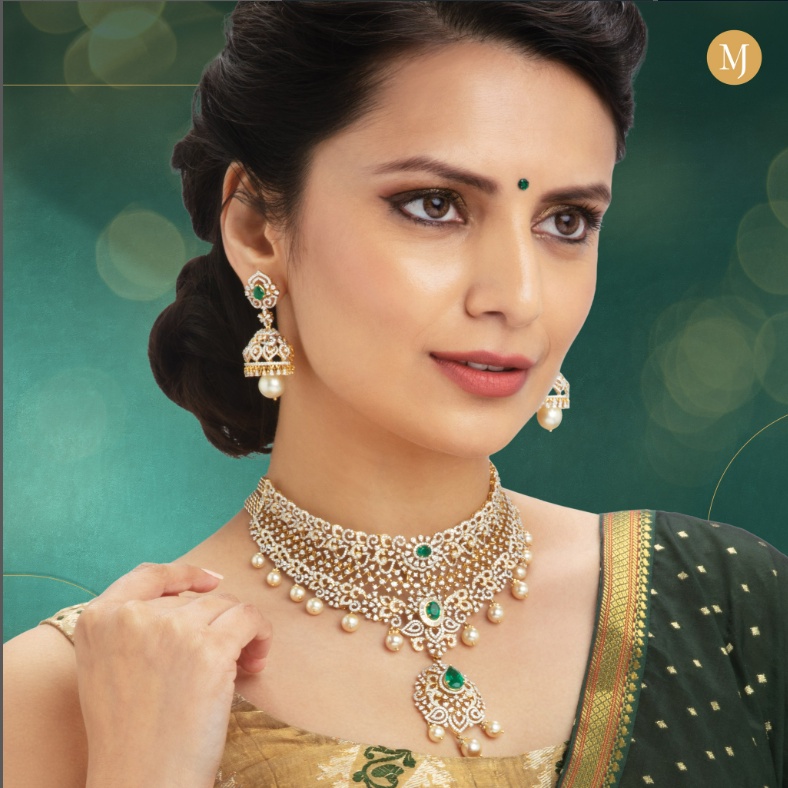 Embrace luxury and glamour with this stunning diamond pendant necklace set