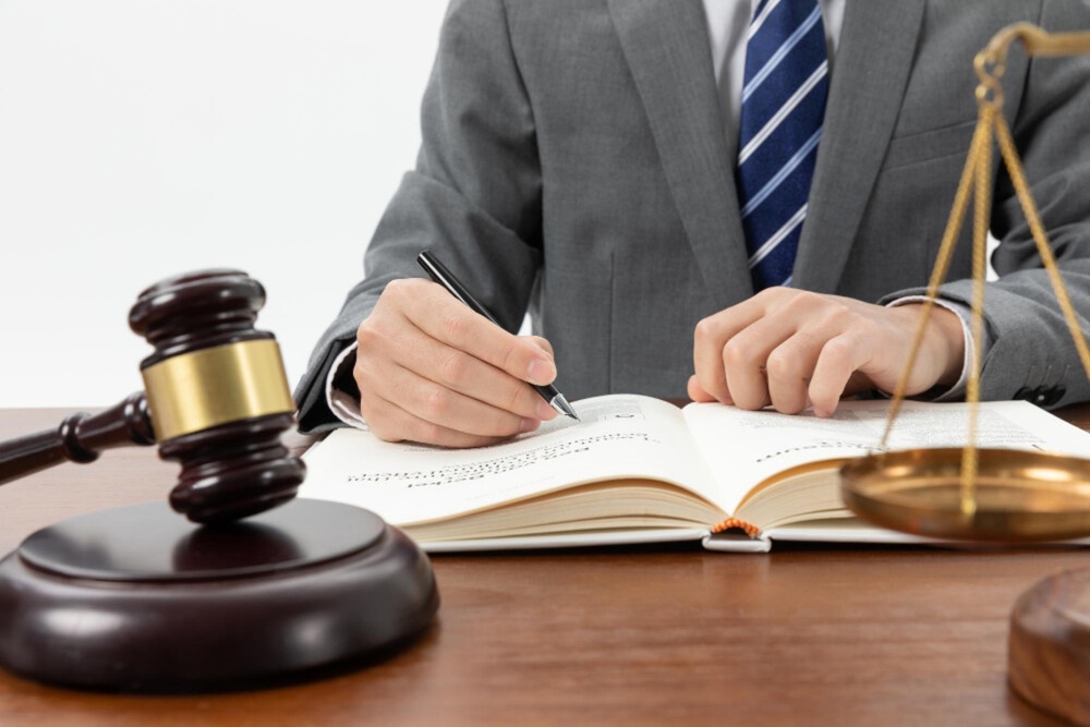 Unlocking Business Success: The Role of Commercial Lawyers in Singapore