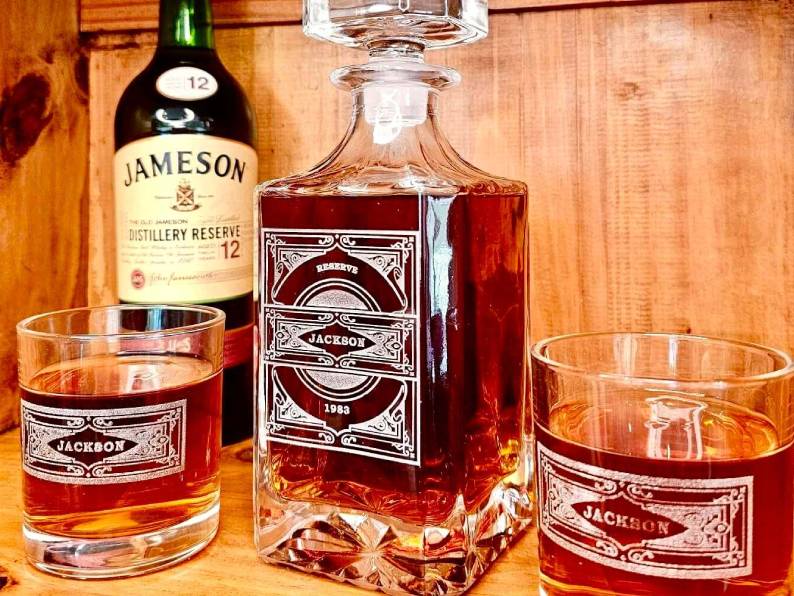 What Makes a Whiskey Decanter Gift Set a Great Present?
