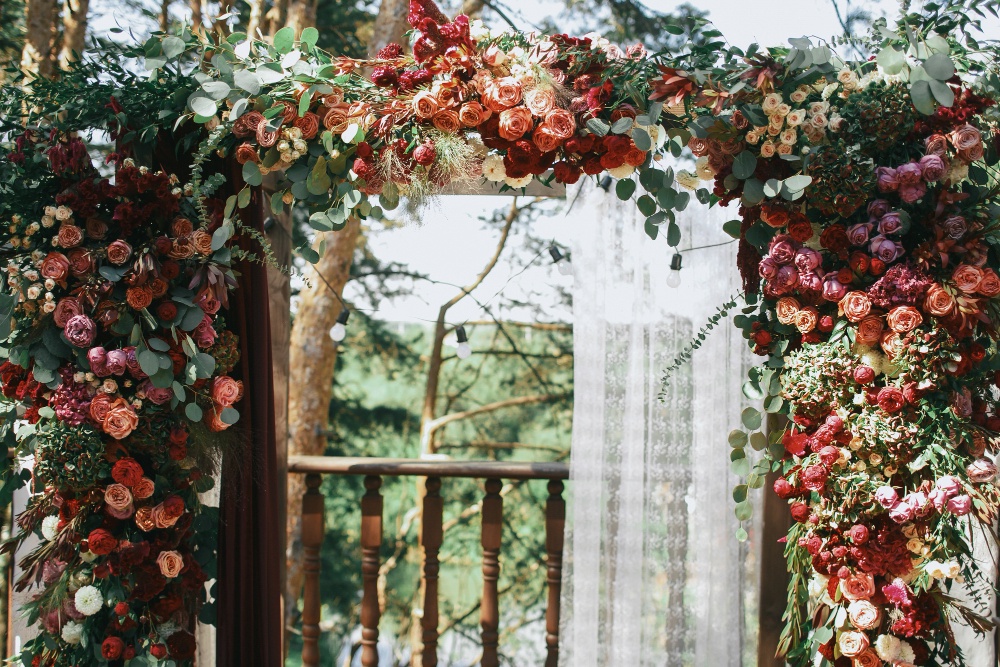 How to Choose the Right Flowers for Your Wedding Arch – A Step-by-Step Guide