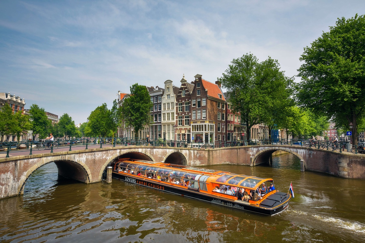 Amsterdam Canal Cruise: A Journey Through History