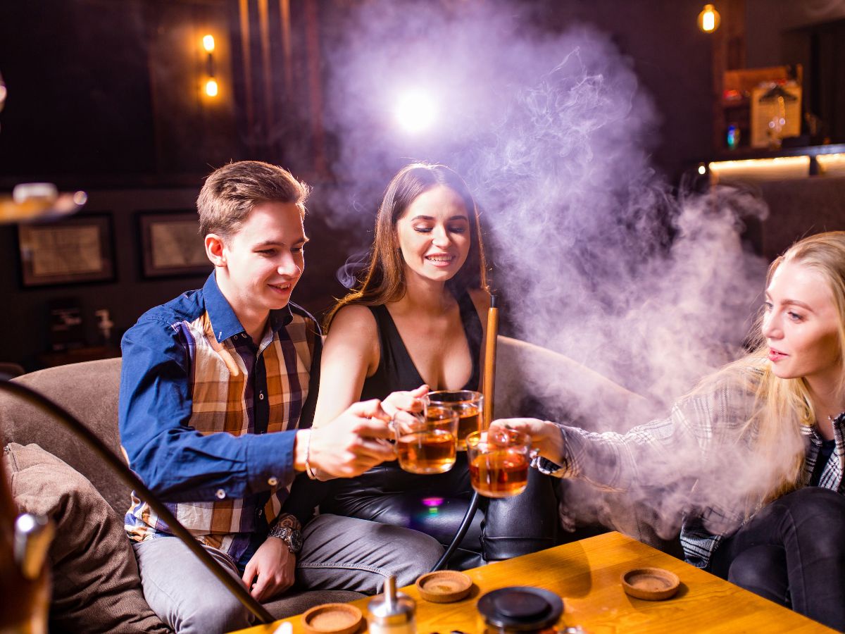 Can You Suggest a Shisha Cafe With a Variety of Seating Arrangements, Like Cushions and Traditional Seating?