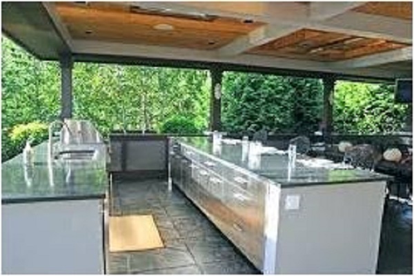 Discover The Perfect Blend Of Custom Pools And Outdoor Kitchens
