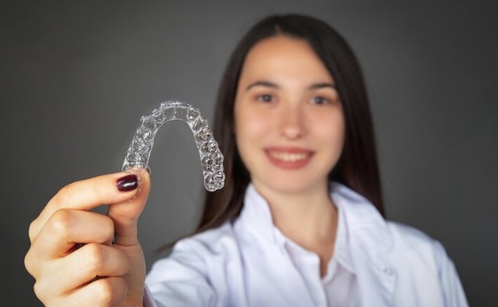 Know The Pros And Cons Of Straighten Your Teeth with Invisalign