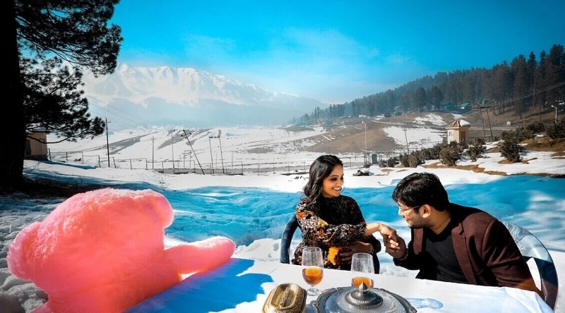 Why do people choose a honeymoon in Kashmir?