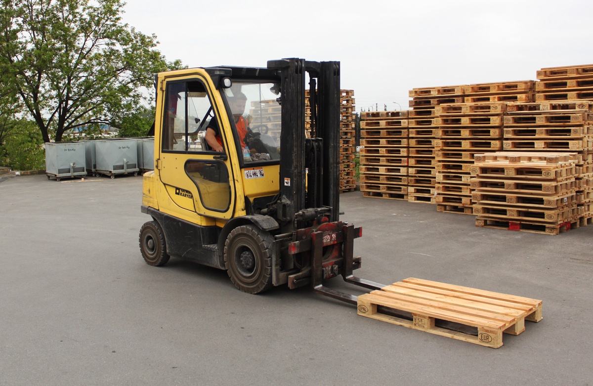 Top Essential Tips for Choosing the Right Forklift Hire Service Provider
