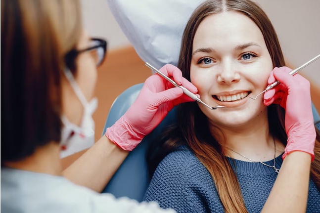 Choosing the Right Cosmetic Dentistry Treatment: Veneers vs. Composite Bonding