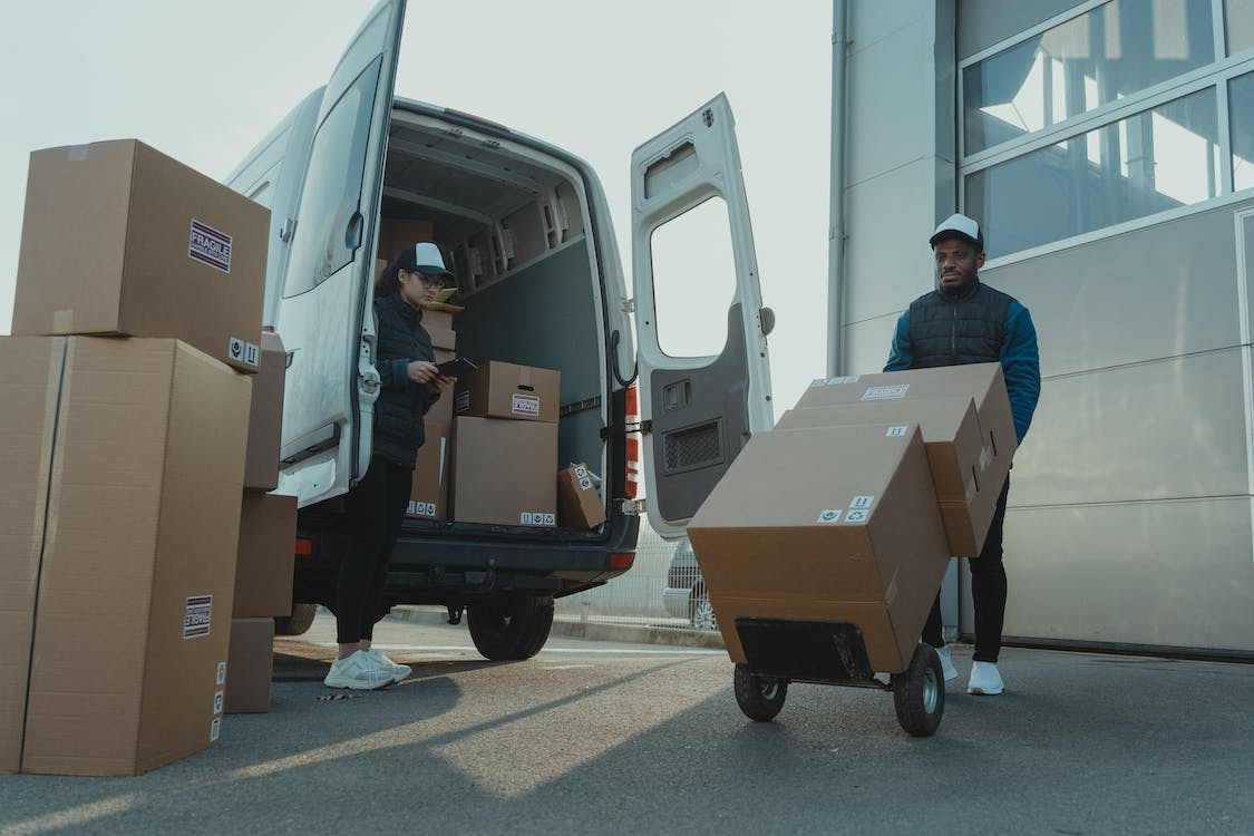 Delivering Delight: The Crucial Role Of Courier Services In E-commerce Customer Experience