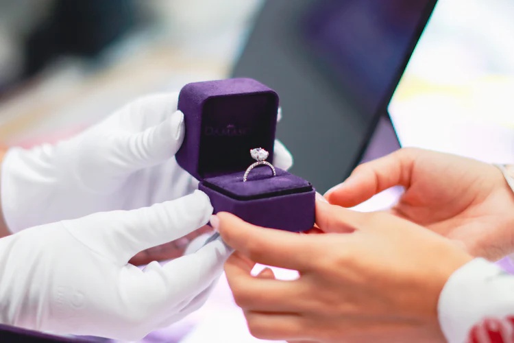 Why Choose Round-Cut Diamond Engagement Rings