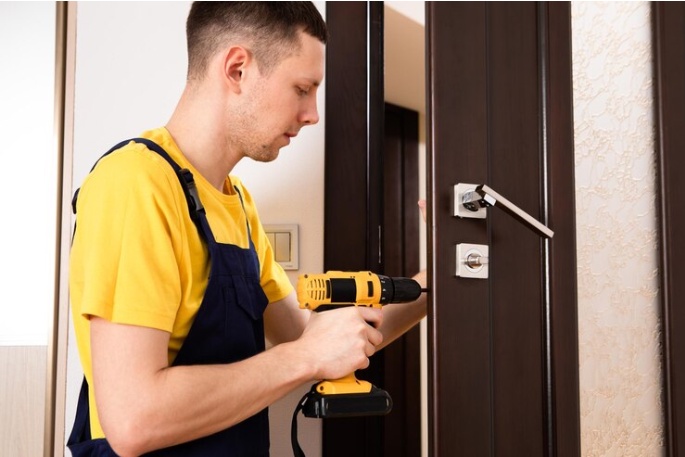 What are the benefits of hiring locksmith services in Denver?