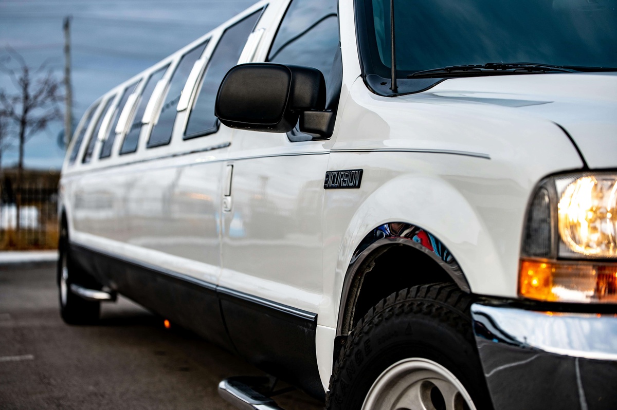 Seamless Travel Elegance: The Ultimate Guide to Airport Limo Service in Pickering