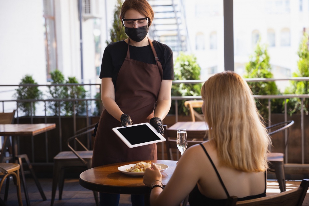 Achieving Sales Excellence: Leveraging Guest-Facing Displays and AI for Restaurant Revenue Maximization