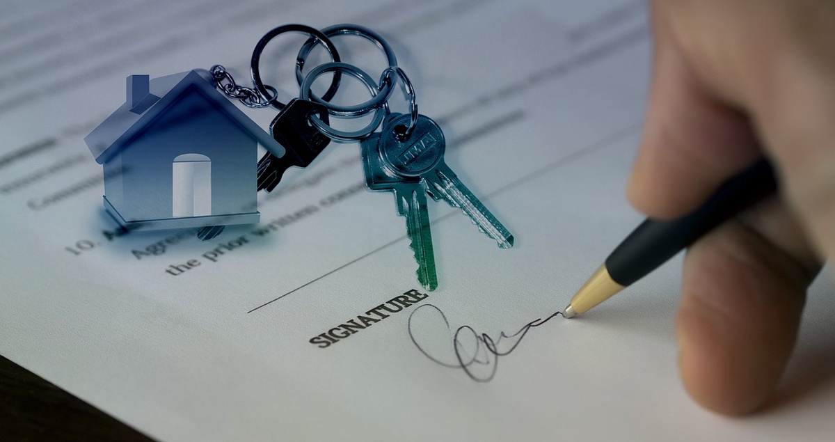 From Contracts to Closings: How a Virginia Real Estate Lawyer Can Safeguard Your Transactions