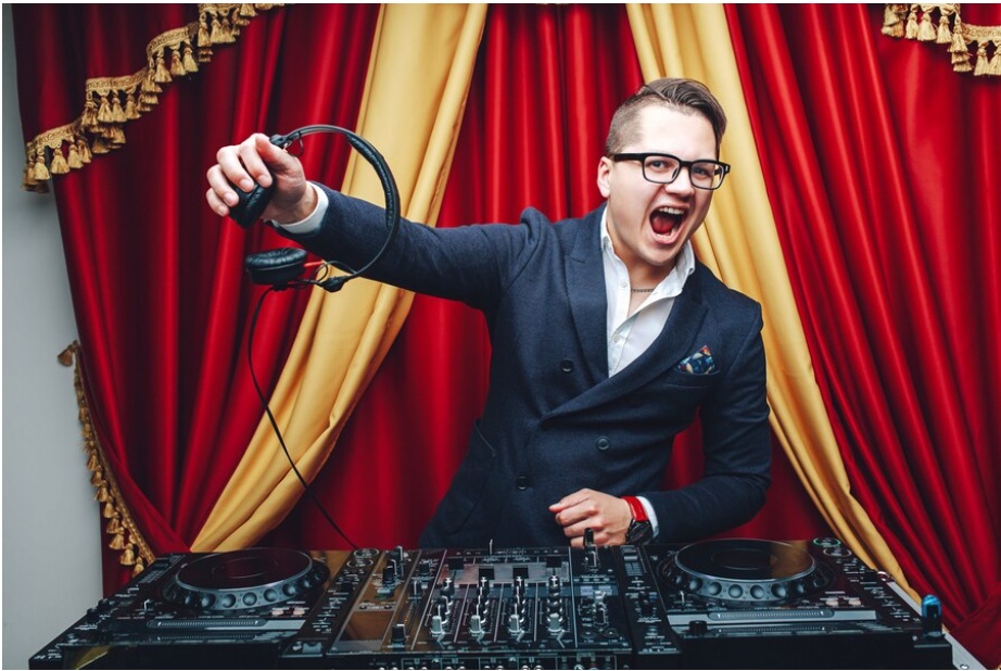 What Announcements Should a DJ Make at a Wedding?