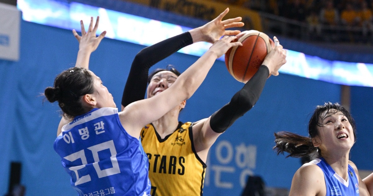11 unexplained calls in Game 3 of the Women's Basketball Champs