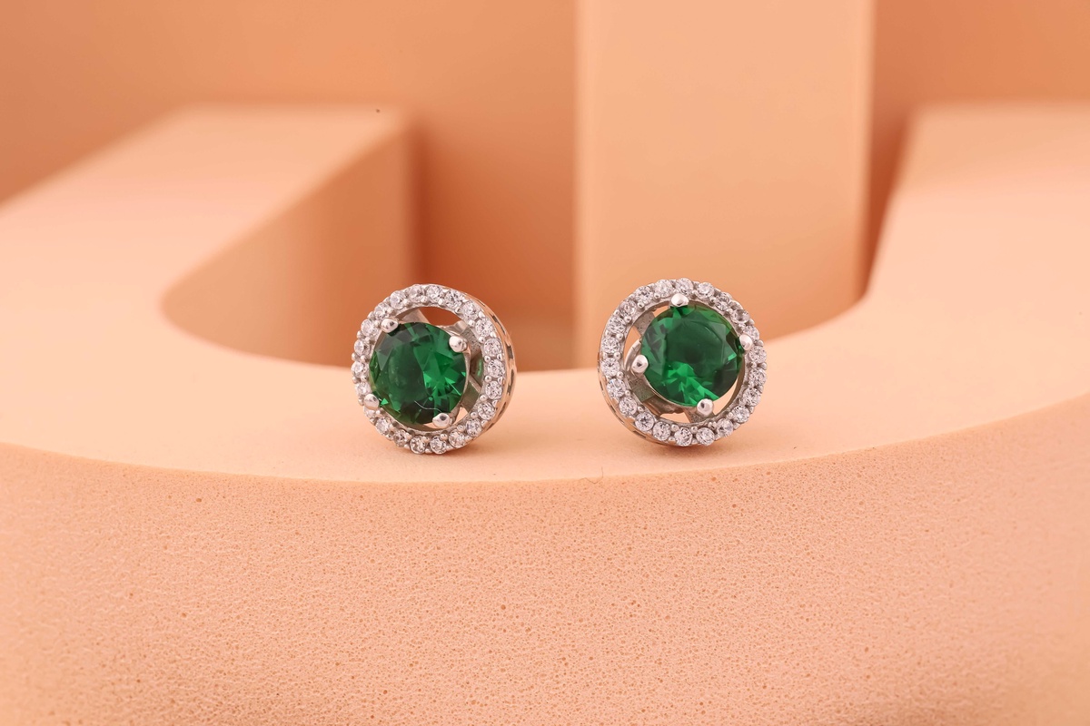 Are there any superstitions or beliefs associated with wearing natural emerald earrings?
