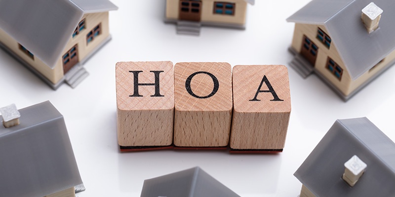 How does HOA software help manage insurance and legal issues?