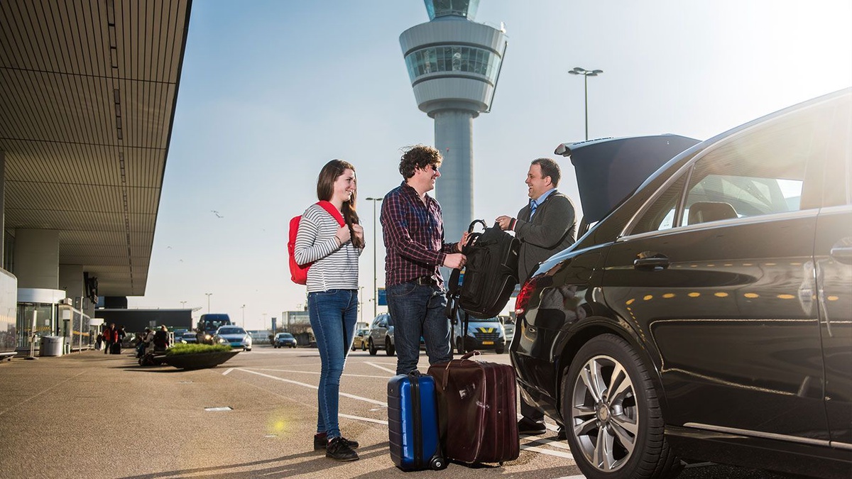 Smooth Travels Ahead: Embrace Gatwick Taxis!