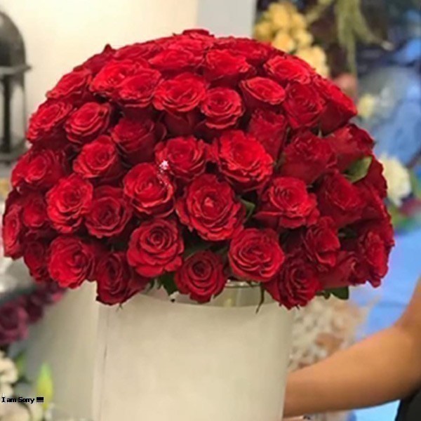 Our Dubai flower delivery service delivers stunning bouquets to your home
