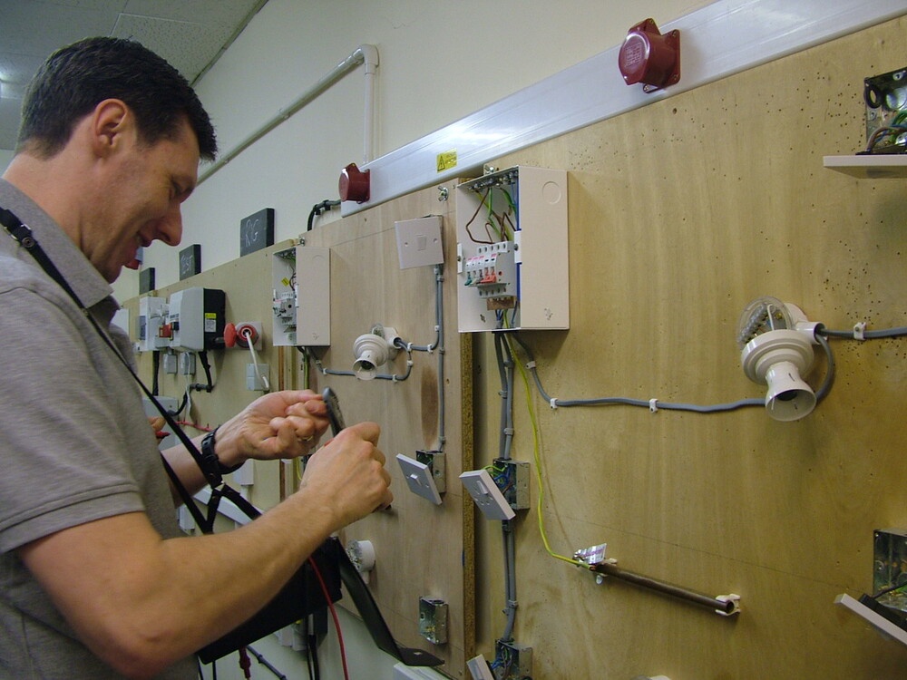 Top Tips to Hire a Commercial Electrician for Your Office