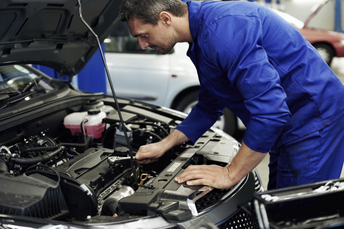 Top 6 Signs It's Time to Visit a Car Service Centre