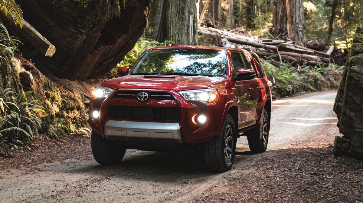 What advanced technology and infotainment features are included in the Toyota RAV4?