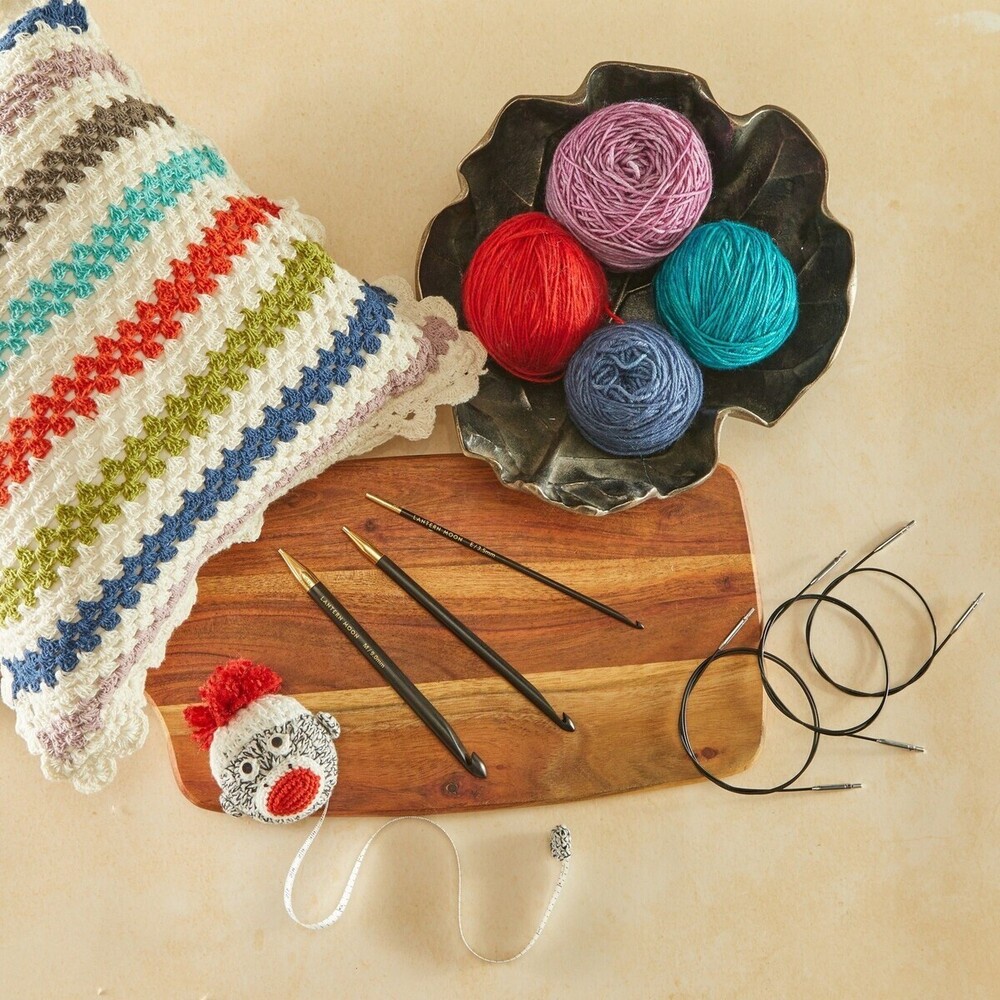 What crochet accessories should a beginner use?