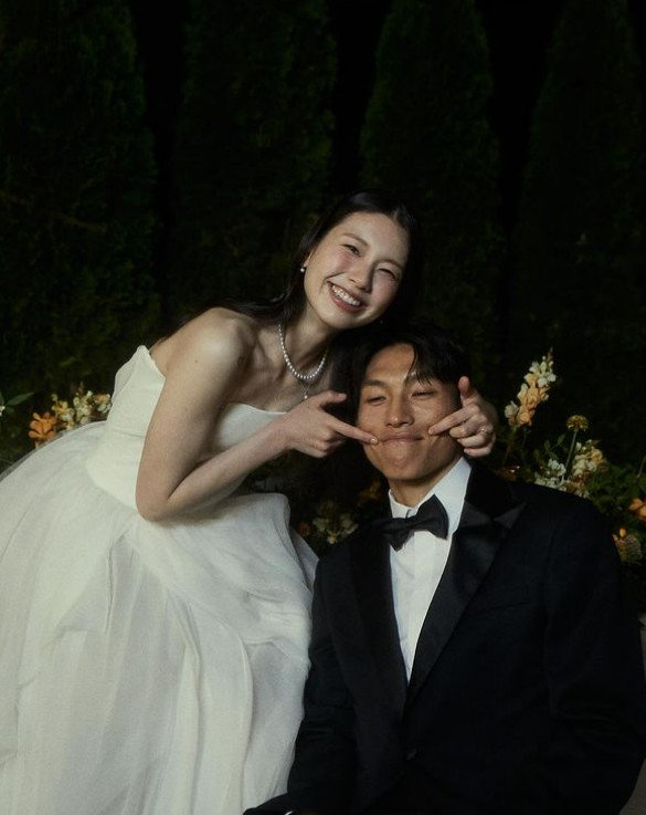 Model Kim Jin-kyung and goalkeeper Kim Seung-gyu get married A relationship made through soccer