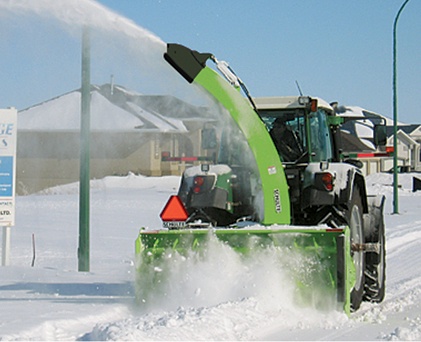 What are the key features to consider when purchasing a snow blower?