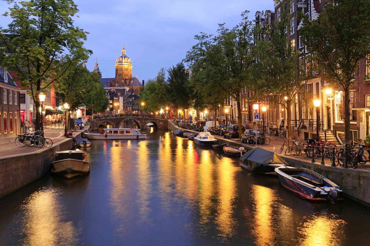 Nightlife in Amsterdam: Top Bars, Clubs, and Entertainment Venues