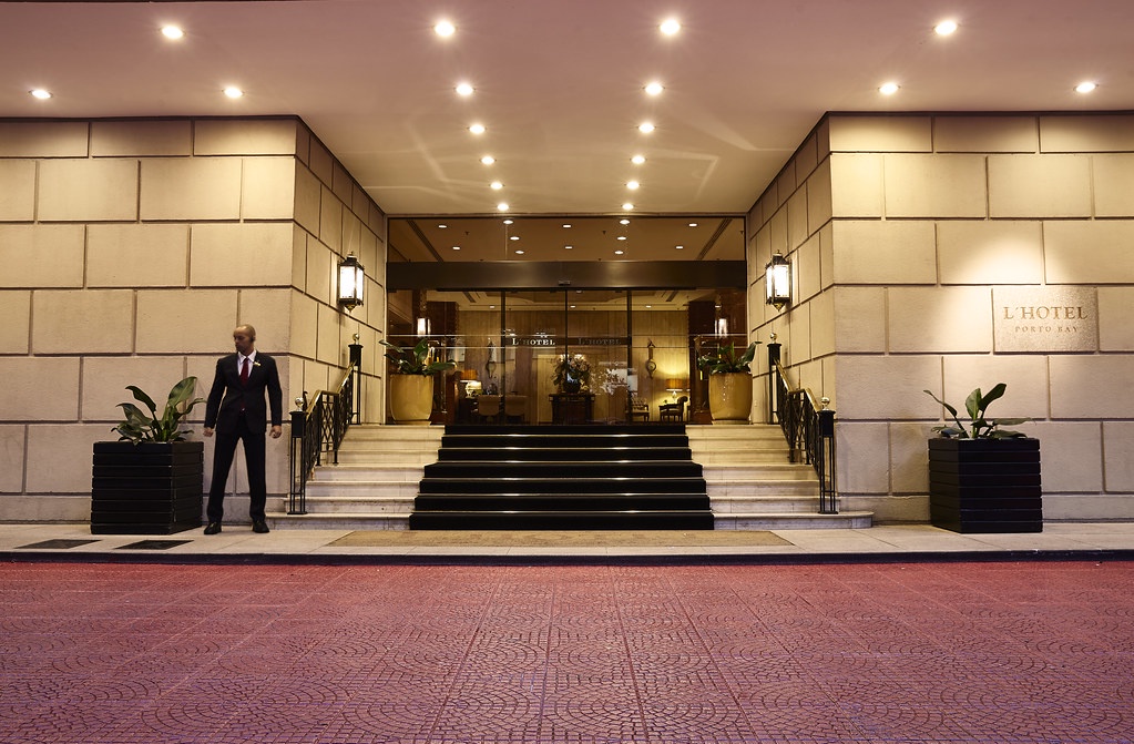 How to Arrange Furniture for a Welcoming Hotel Entrance?