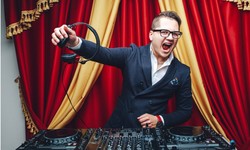 What Announcements Should a DJ Make at a Wedding?