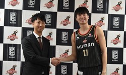 Why won't South Korean basketball hopeful Lee Hyun-joong stop trying?