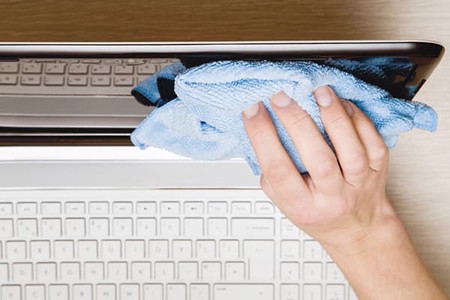How to clean a laptop screen & keyboard? [Full Guide]