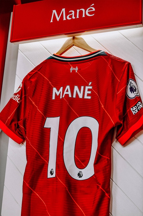 Exploring the World of Personalized Football Shirts