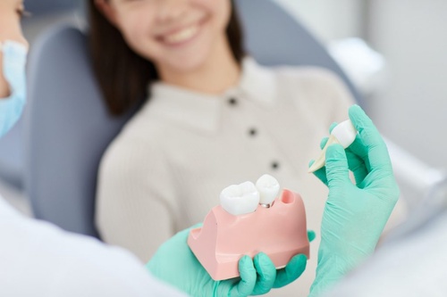 How A Teeth Whitening Dentist Can Help You?