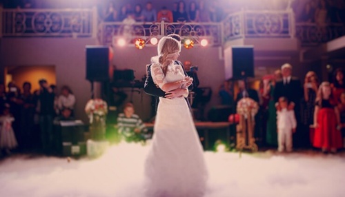 Hire the best wedding DJ to ensure an uplifting musical experience