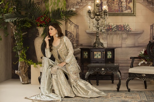 Why Ready Made Pakistani Suits Are A Great Gift For Girls?