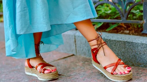 What Features Should You Seek In Comfortable Walking Sandals For All-Day?