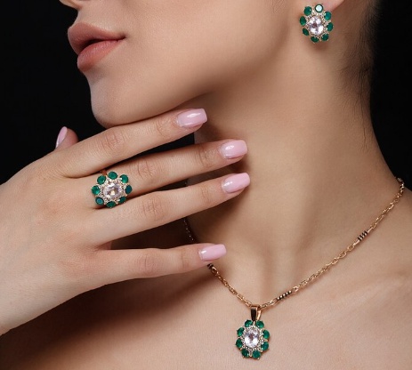 Radiant Elegance: Why Gemstone Necklaces Are the Best Choice for Women
